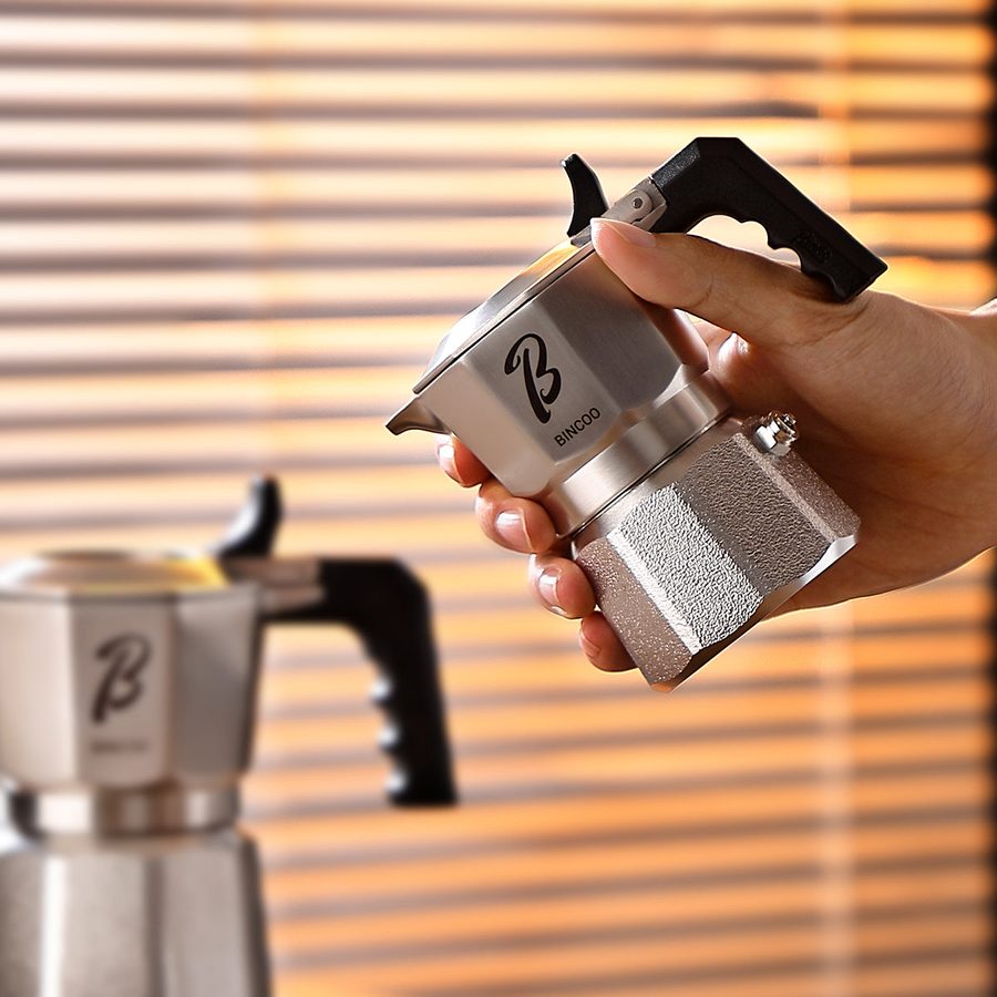 Bình Moka Bincoo inox 316 cầm trên tay, cỡ một cup