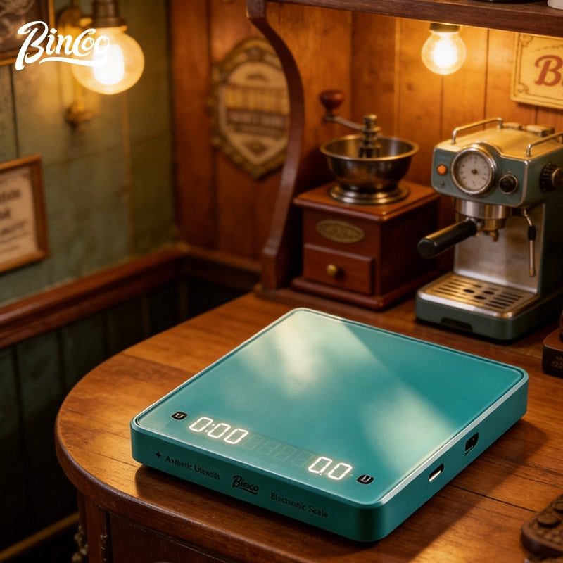 Cân điện tử Bincoo mặt gương đặt trên quầy bar gỗ cạnh máy espresso