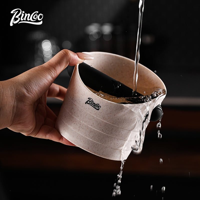 Knock box Bincoo đang được rót nước rửa, thanh gõ bọc cao su