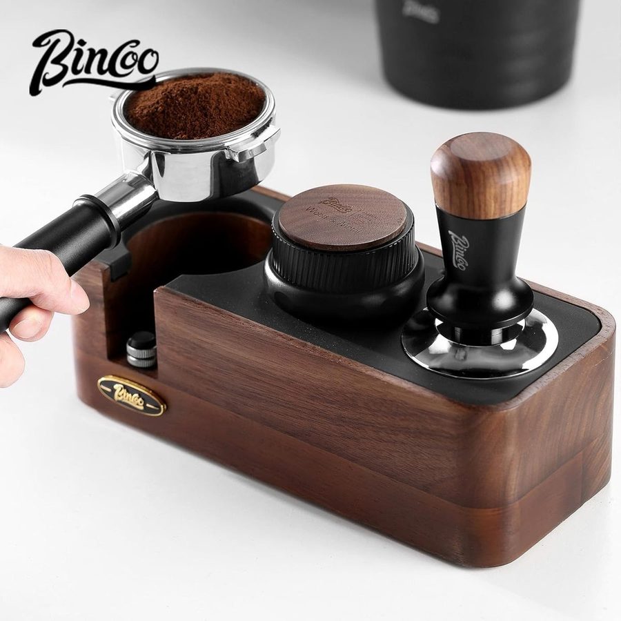 Đế nén Bincoo gỗ óc chó đang giữ portafilter, tamper đặt sẵn bên cạnh